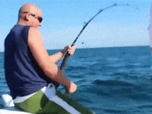 Clip: Cá 'khổng lồ' bất ngờ kéo người đàn ông xuống biển