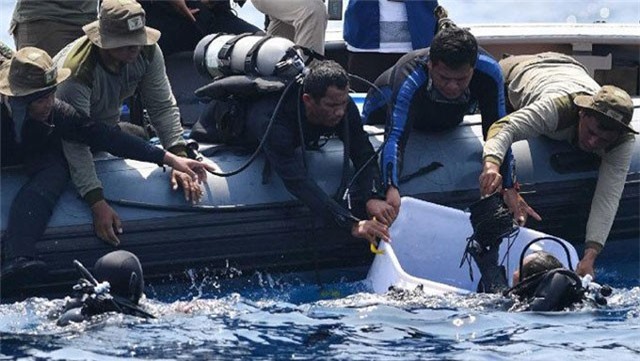 Tìm thấy bộ phận hạ cánh, thân máy bay Indonesia rơi ngoài biển