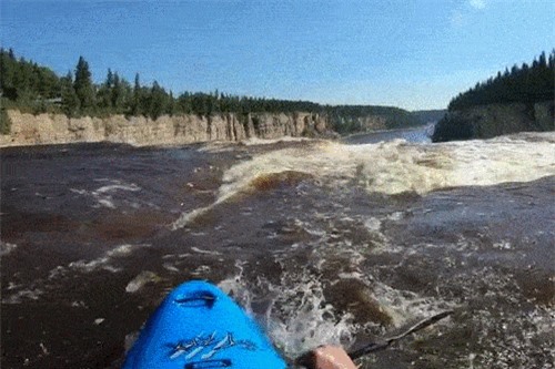 Clip: 'Thót tim' trước cảnh VĐV chèo thuyền kayak lao xuống thác nước cao 34m