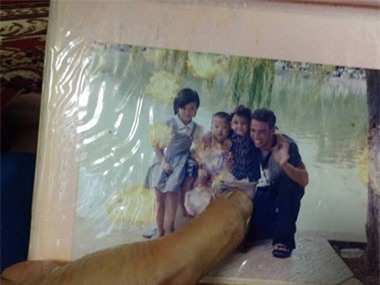 Nhặt được ví tiền bị bố đánh vì nghi ăn cắp, bé gái bỏ nhà đi suốt 14 năm