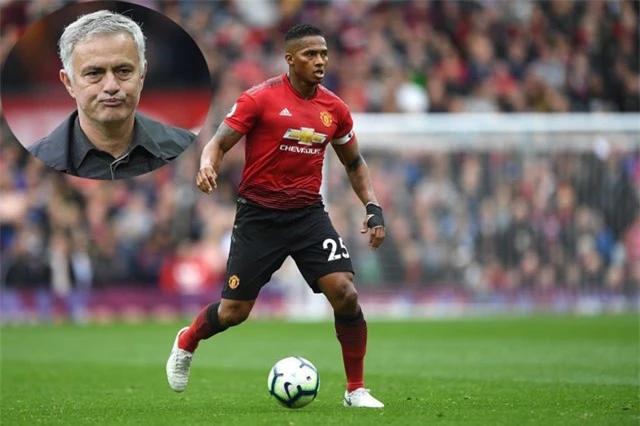 Valencia lỡ tay like status đòi sa thải Mourinho.