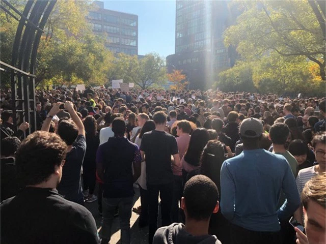 Rất đông nhân viên Google và gia đình của họ đã xuống phố biểu tình tại khu Hudson River Park.