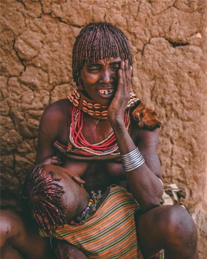 Bộ tộc Hamar còn thực hành nghi lễ giết trẻ sơ sinh. Những em bé được cho là “mingi”, mang điềm xấu cho bộ tộc sẽ bị bỏ lại một mình trong rừng hoặc bị để chết đói.