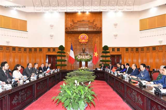Chùm ảnh: Thủ tướng Nguyễn Xuân Phúc đón, hội đàm với Thủ tướng Cộng hòa Pháp