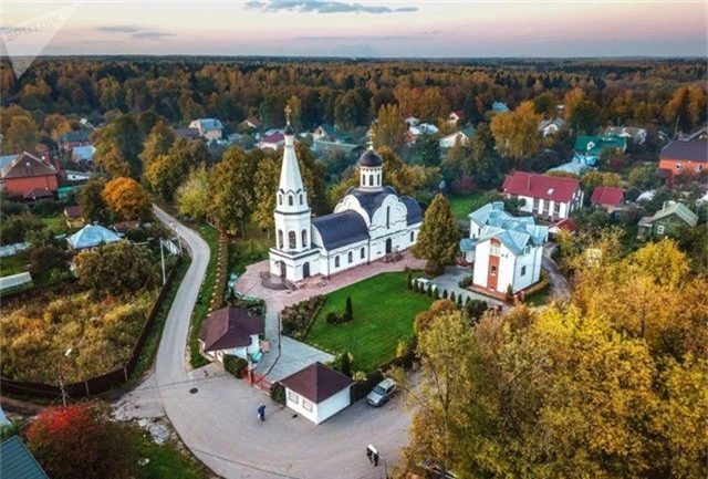 Bức hình chụp từ trên cao khi toàn bộ không gian nhà thờ Tikhvin thuộc thị trấn Troitsk, vùng Moscow, Nga.