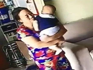 Phẫn nộ cảnh người phụ nữ giúp việc nhổ nước bọt vào miệng em bé
