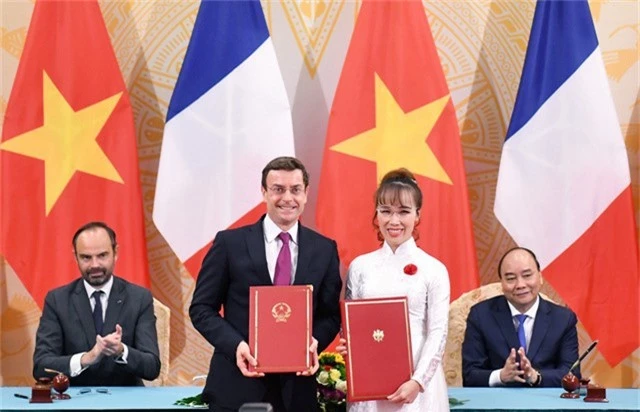 Tổng giám đốc Vietjet, Bà Nguyễn Thị Phương Thảo và ông Philippe Couteaux, Phó Chủ tịch phụ trách Thương mại và Thị trường của tập đoàn CFM International ký kết hợp đồng