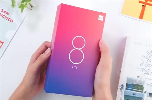 Hộp đựng Xiaomi Mi 8 Lite.