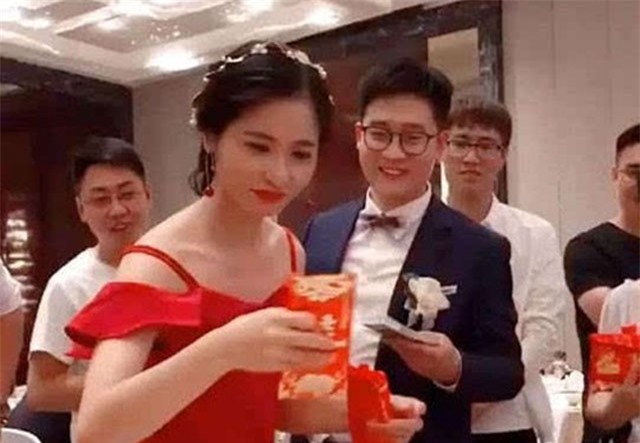 Cô dâu ra tay giải cứu chú rể thoát khỏi màn mời rượu đáng sợ