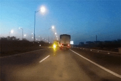 Clip: Xe tải ngang nhiên đi ngược chiều trên cao tốc Hà Nội - Thái Nguyên