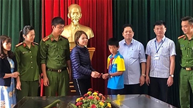 Hành động đẹp của học sinh lớp 6 nhặt được túi vàng trả lại người đánh rơi