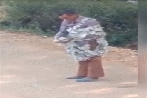 Clip: Người đàn ông đốt pháo hoa treo trên người và cái kết bất ngờ