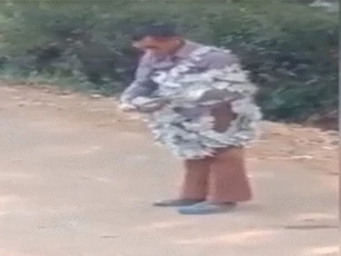 Clip: Người đàn ông đốt pháo hoa treo trên người và cái kết bất ngờ