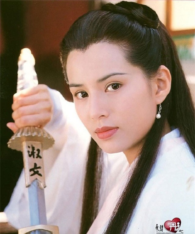 Ph&#x1EAD;n &#x111;&#x1EDD;i m&#x1EF9; nh&#xE2;n th&#xE0;nh danh t&#x1EEB; phim ki&#x1EBF;m hi&#x1EC7;p Kim Dung: Ng&#x1B0;&#x1EDD;i h&#x1EA1;nh ph&#xFA;c vi&#xEA;n m&#xE3;n, k&#x1EBB; t&#x1EF1; t&#x1EED; v&#xEC; t&#xEC;nh