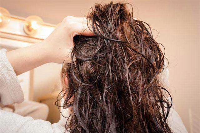 Sấy khi tóc còn ướt khiến tóc khô lâu hơn và yếu dần đi - Ảnh minh họa: Internet