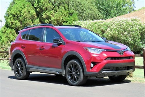 1. Toyota RAV4 (doanh số: 34.004 chiếc).