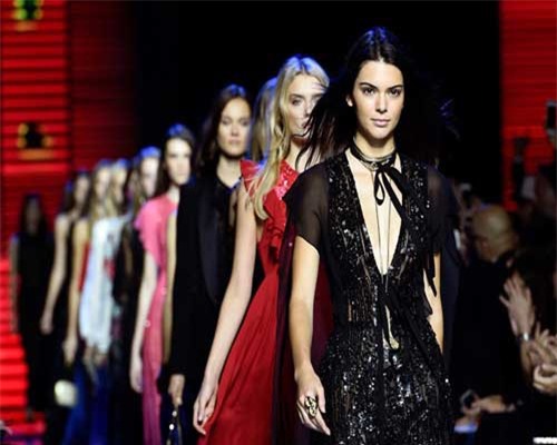 Những khoảnh khắc quyến rũ nhất trên sàn diễn của Kendall Jenner