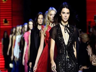 Những khoảnh khắc quyến rũ nhất trên sàn diễn của Kendall Jenner