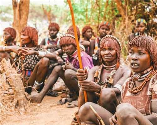 Lạ lùng bộ tộc phụ nữ cầu xin được đàn ông đánh đập, trẻ sơ sinh 'mang điềm xấu' bị bỏ đói đến chết