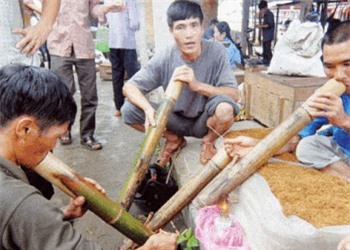 Clip: Ẩn họa về sức khỏe với thói quen ăn trầu và hút thuốc lào