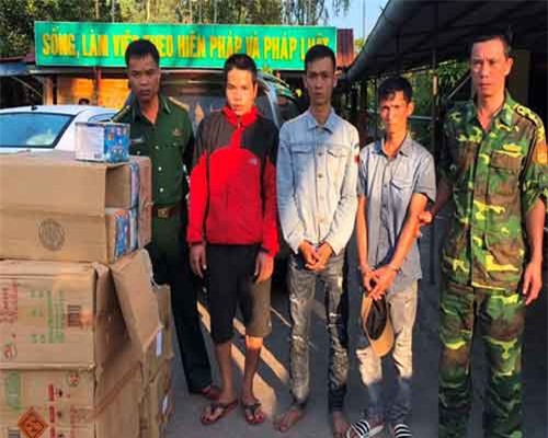 Bắt ôtô vận chuyển 250 kg pháo lậu từ Lào về Việt Nam