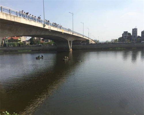 Cô gái 19 tuổi đang mang thai 4 tuần nhảy xuống sông tự tử sau khi cãi vã với bạn trai là sinh viên