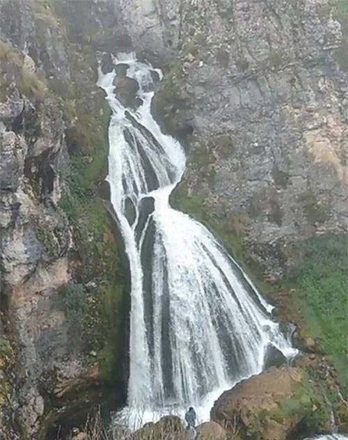 Thác nước kỳ lạ: Mưa lớn, nước nhiều lại... hiện hình cô dâu