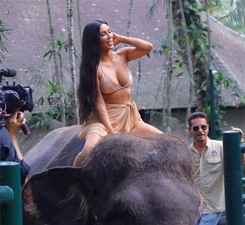 Kim Kardashian diện bikini cưỡi voi ở Bali