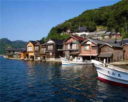 Ngắm ngôi làng nổi đẹp như tranh ở xứ sở Phù Tang