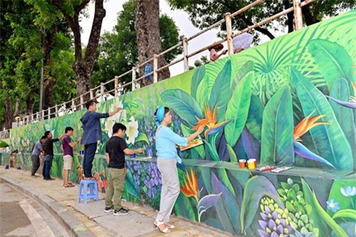 Bốn mùa hoa Hà Nội nở rộ trên tranh tường phố Phó Đức Chính