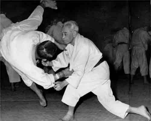 &#x2018;Th&#x1EA7;n v&#xF5; Judo Nh&#x1EAD;t B&#x1EA3;n&#x2019; &#x2013; Ng&#x1B0;&#x1EDD;i t&#xED; hon khi&#x1EBF;n &#x111;&#x1ED1;i th&#x1EE7; khi&#x1EBF;p s&#x1EE3;