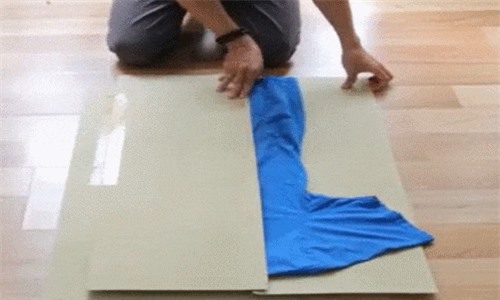Clip: Làm 'máy gấp áo thun' siêu nhanh chỉ với vật dụng rất đơn giản