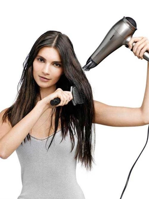 Đứng sấy tóc sẽ khiến cơ bắp ở thân trên bị đau nhức, rệu rã - Ảnh minh họa: Internet
