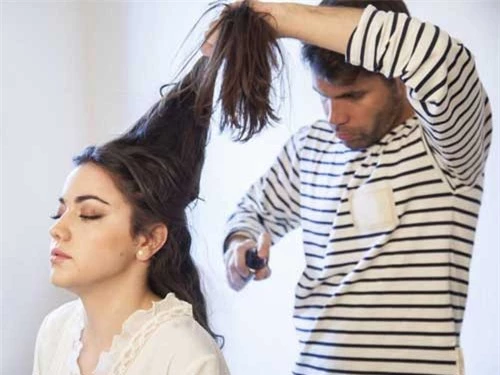 Thường xuyên dùng dầu dưỡng sau khi sấy sẽ giúp mái tóc bóng mượt, hoàn hảo hơn - Ảnh minh họa: Internet Thường xuyên dùng dầu dưỡng sau khi sấy sẽ giúp mái tóc bóng mượt, hoàn hảo hơn - Ảnh minh họa: Internet