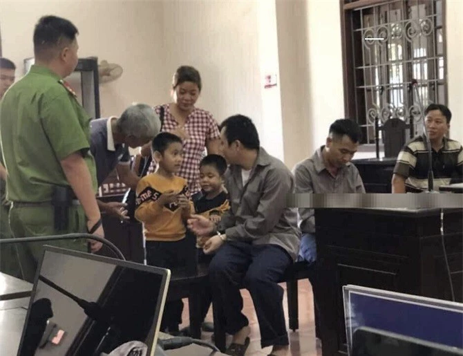 Tấm ảnh bị cáo Lê Ngọc Hoàng gặp hai con trai gây xúc động cộng đồng mạng (Ảnh: otofun)