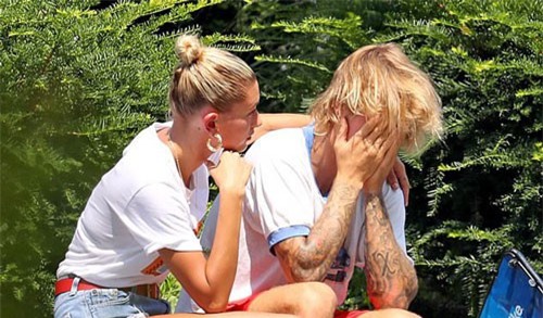 Justin Bieber bỗng ôm mặt khóc giữa quán bar vì Selena Gomez, Hailey ngồi cạnh không ngừng an ủi?
