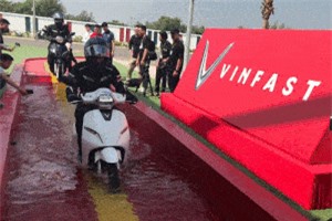 Clip: Xe máy điện Vinfast trổ tài ‘bơi lội’, thách thức đường ngập nước