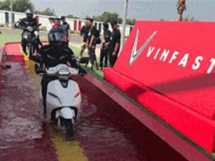 Clip: Xe máy điện Vinfast trổ tài ‘bơi lội’, thách thức đường ngập nước