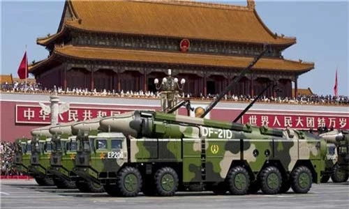 Tên lửa đạn đạo DF-21D của Trung Quốc xuất hiện trong một cuộc diễu binh. Ảnh: Newsweek