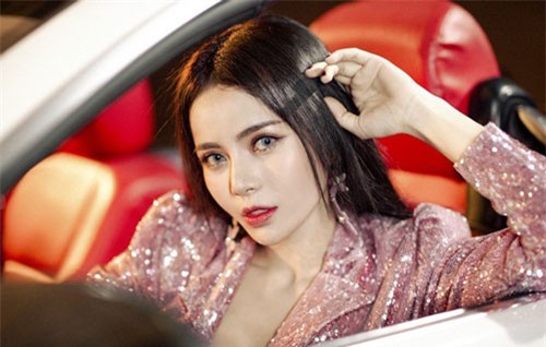 Kim Thành khổ sở vì mượn ô tô của Á hậu Hà Thu để làm MV mới