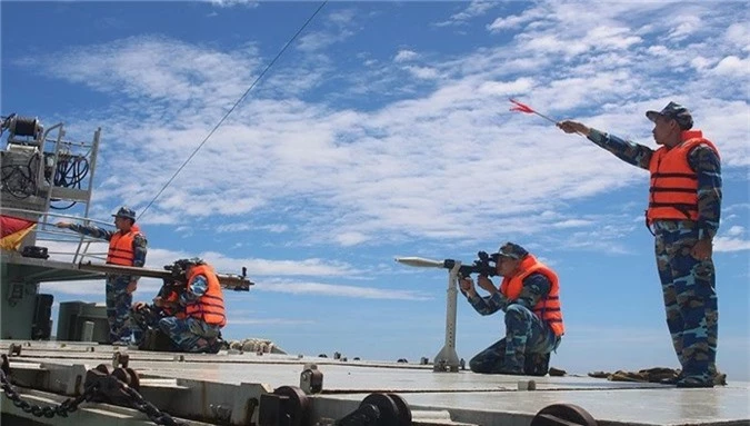 Cận cảnh vũ khí 'khủng' trên tàu hậu cần Việt Nam - ảnh 1