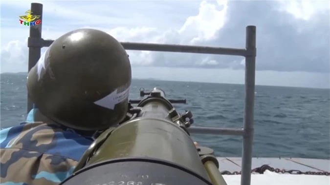 Cận cảnh vũ khí 'khủng' trên tàu hậu cần Việt Nam - ảnh 10