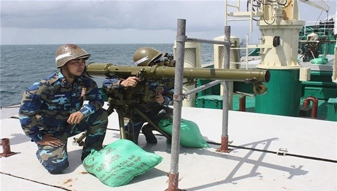 Cận cảnh vũ khí 'khủng' trên tàu hậu cần Việt Nam - ảnh 11