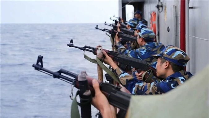 Cận cảnh vũ khí 'khủng' trên tàu hậu cần Việt Nam - ảnh 2