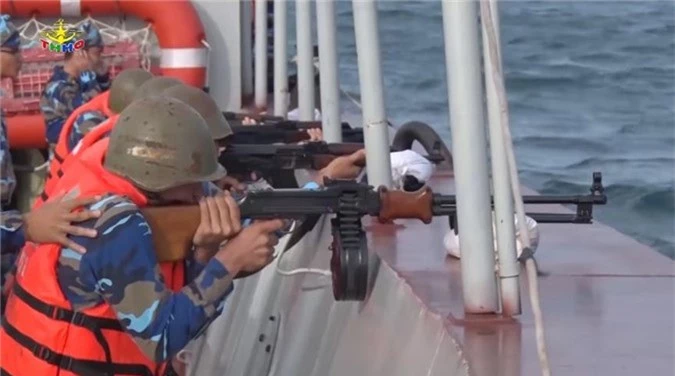 Cận cảnh vũ khí 'khủng' trên tàu hậu cần Việt Nam - ảnh 3