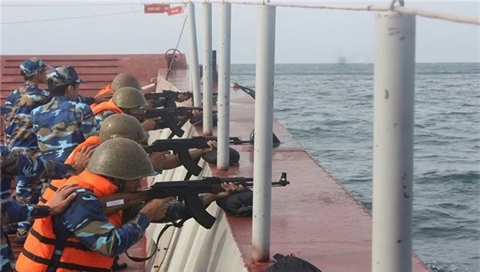 Cận cảnh vũ khí 'khủng' trên tàu hậu cần Việt Nam - ảnh 4