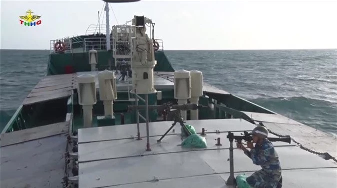 Cận cảnh vũ khí 'khủng' trên tàu hậu cần Việt Nam - ảnh 7