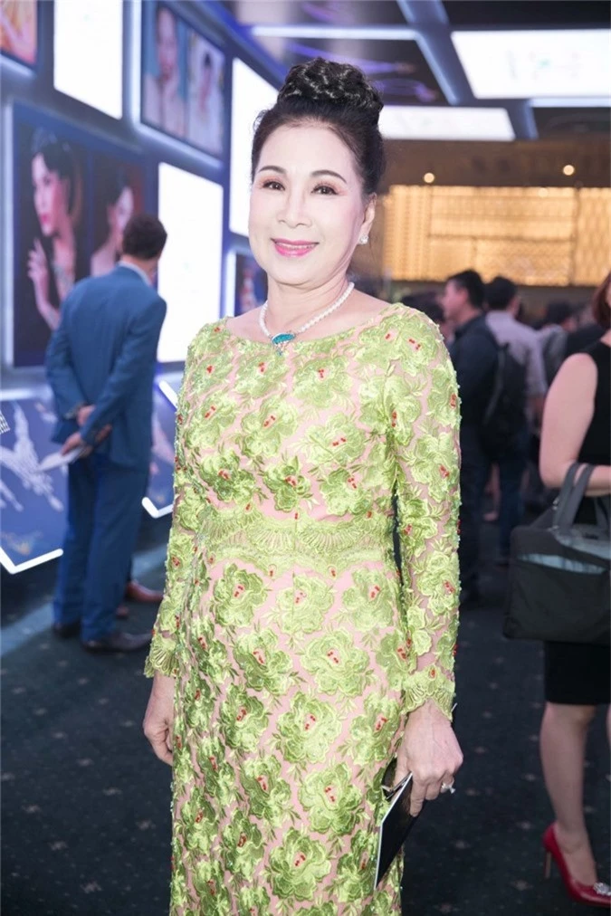 Diễn viên Kim Xuân ăn diện nổi bật với váy ôm họa tiết đi xem show thời trang.