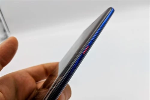 Mate 20 Pro hỗ trợ chống bụi, chống nước theo tiêu chuẩn IP68 giúp máy có thể ngâm nước ở độ sâu 2 m trong 30 phút. 