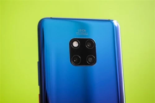 Huawei Mate 20 Pro cũng sở hữu 3 camera sau 40 MP, f/1.8 cho khả năng chụp ảnh thiếu sáng, cảm biến 20 MP, f/2.2 chụp ảnh góc siêu rộng, ống kính tele 8 MP, f/2.4 cho khả năng zoom quang học 5x, hỗ trợ chống rung quang học (OIS). Cả 3 ống kính này đều hỗ trợ lấy nét bằng laser, lấy nét theo pha. Ba camera sau của Huawei Mate 20 Pro đều được sản xuất bởi hãng Leica, trang bị đèn flash LED kép, quay video 4K tốc độ 30 khung hình/giây hoặc HD tốc độ 960 khung hình/giây. 